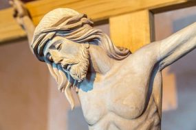 ¿Cómo contemplar a Cristo crucificado?