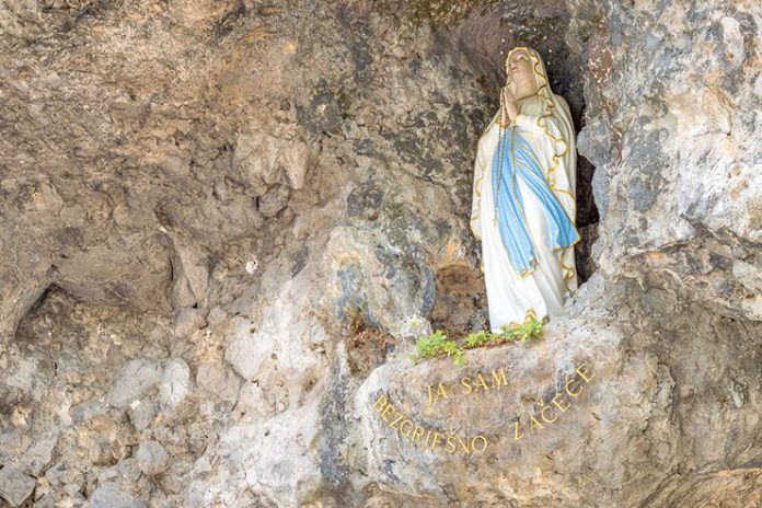 Contemplar a María en su Sábado Santo: silencio y esperanza