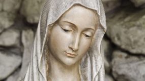 María, Consuelo de los Afligidos. María Madre de Dios, gracias a Dios